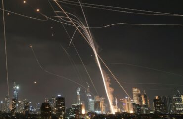 Νέος βαλλιστικός πύραυλος των Ιρανών κυριολεκτικά «χορεύει» στον αέρα για να αποφύγει τα α/α πριν την πρόσκρουση