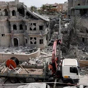 Βίντεο: H στιγμή που θραύσματα ιρανικού πυραύλου κτυπούν όχημα στο Τελ Αβίβ