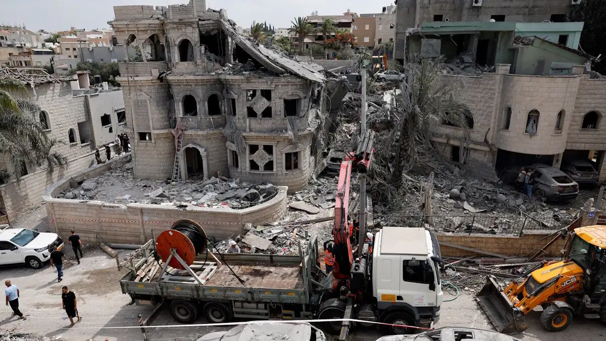 Βίντεο: H στιγμή που θραύσματα ιρανικού πυραύλου κτυπούν όχημα στο Τελ Αβίβ