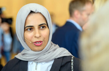 Γυναίκα υπουργός του Κατάρ προς ΗΠΑ και Ισραήλ: «Σταματήστε τον πόλεμο – Σταματήστε να μιλάτε εκ μέρους μας»!