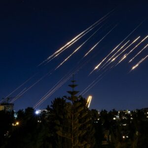 Εφιάλτης στο Αράντ: Μαζική φυγή στα καταφύγια – Νέο κύμα ιρανικών βαλλιστικών πυραύλων «σφυροκοπά» το νότιο Ισραήλ