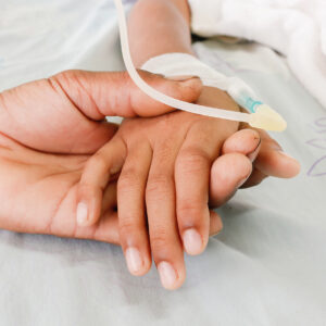 Παραλίγο τραγωδία στην Πιερία: Κολόνα φωτισμού έπεσε και πλάκωσε 6χρονο!