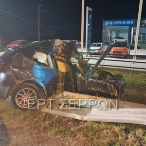 Σοβαρό τροχαίο στις Σέρρες: Αυτοκίνητο «κομματιάστηκε» μετά από σύγκρουση σε κολώνα – Στο νοσοκομείο ο οδηγός του