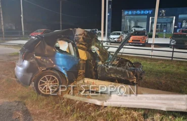 Σοβαρό τροχαίο στις Σέρρες: Αυτοκίνητο «κομματιάστηκε» μετά από σύγκρουση σε κολώνα – Στο νοσοκομείο ο οδηγός του