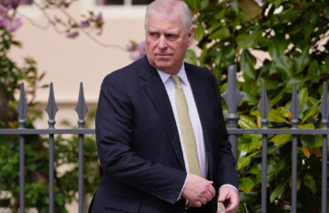 Η πρώτη δημόσια εμφάνιση του έκπτωτου πρίγκιπα Άντριου μετά την σύλληψή του: Δείτε φωτογραφία