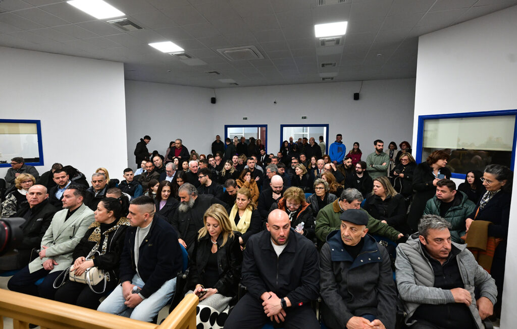 Ξεκινά η ιστορική δίκη για το έγκλημα των Τεμπών – Ένταση και απαίτηση για δικαίωση από τους συγγενείς των θυμάτων