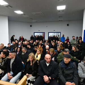 Ξεκινά η ιστορική δίκη για το έγκλημα των Τεμπών – Ένταση και απαίτηση για δικαίωση από τους συγγενείς των θυμάτων