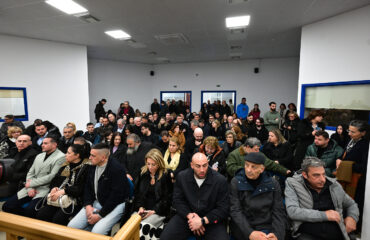 Ξεκινά η ιστορική δίκη για το έγκλημα των Τεμπών – Ένταση και απαίτηση για δικαίωση από τους συγγενείς των θυμάτων