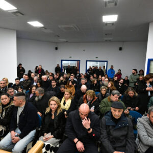 Διακόπηκε η δίκη των Τεμπών: Κρίνεται ακατάλληλος ο χώρος – Μόνο ένας από τους 36 κατηγορούμενους έδωσε το παρών