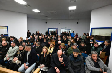 Διακόπηκε η δίκη των Τεμπών: Κρίνεται ακατάλληλος ο χώρος – Μόνο ένας από τους 36 κατηγορούμενους έδωσε το παρών