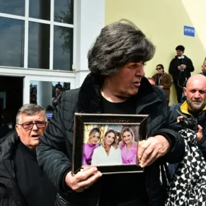 Δίκη για Τέμπη: «Ράγισε καρδιές» η γιαγιά της οικογένειας Πλακιά – Εμφανίστηκε με φωτογραφίες των τριών εγγονών της