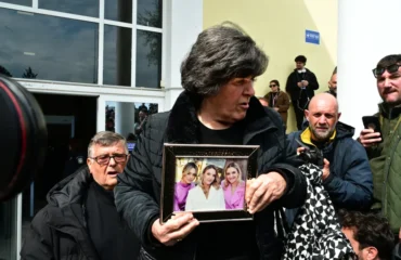 Δίκη για Τέμπη: «Ράγισε καρδιές» η γιαγιά της οικογένειας Πλακιά – Εμφανίστηκε με φωτογραφίες των τριών εγγονών της