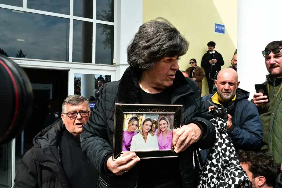 Δίκη για Τέμπη: «Ράγισε καρδιές» η γιαγιά της οικογένειας Πλακιά – Εμφανίστηκε με φωτογραφίες των τριών εγγονών της