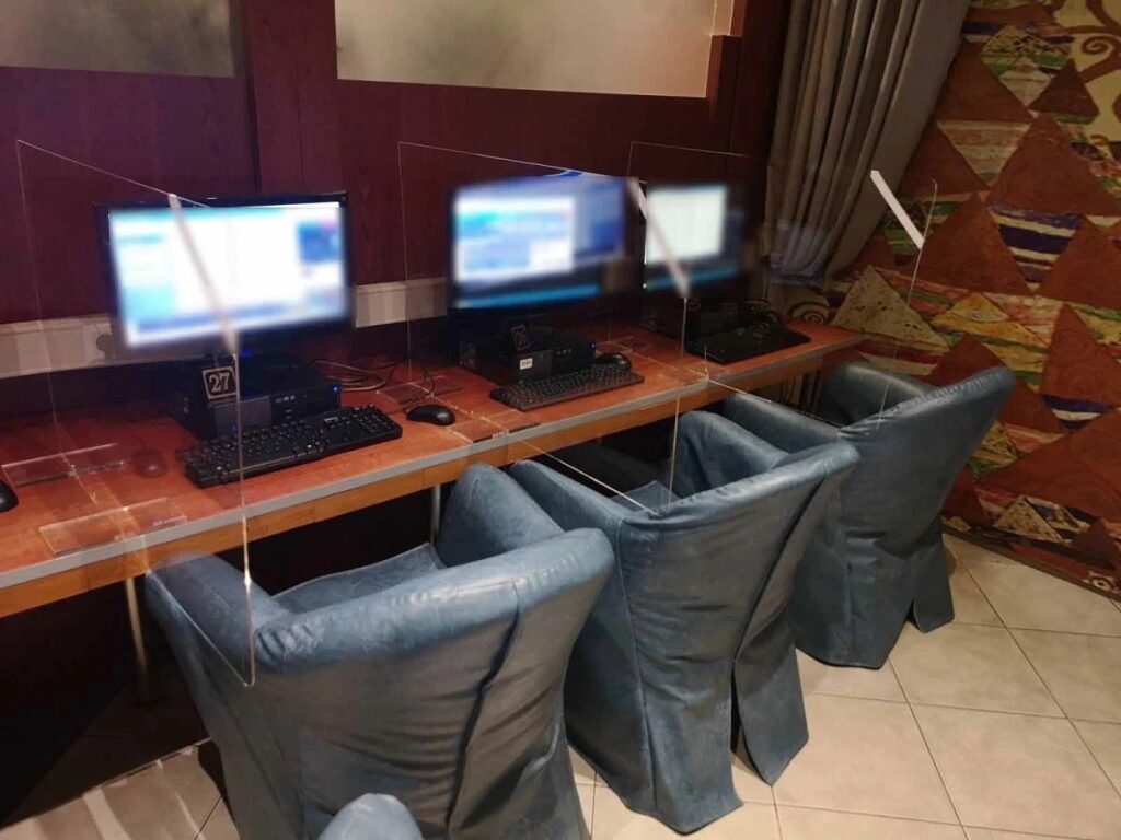 Θεσσαλονίκη: Συνελήφθησαν τέσσερα άτομα μέσα σε παράνομο κατάστημα τυχερών παιγνίων