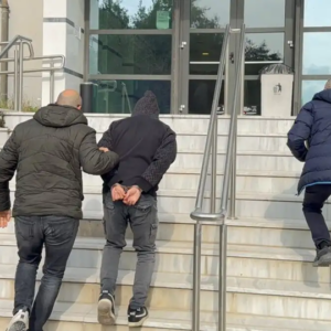 Ξυλοδαρμός 24χρονης στη Βέροια: Προφυλακίστηκε μετά την απολογία του ο 20χρονος – Ομολόγησε την πράξη του