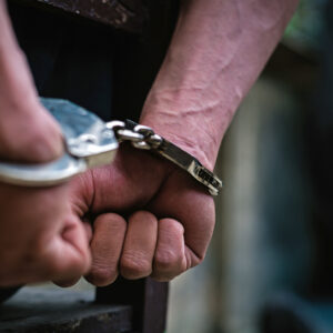 Χειροπέδες σε 30χρονο στο Ηράκλειο Κρήτης: Παρακολουθούσε συστηματικά την 27χρονη εν διαστάσει σύζυγό του