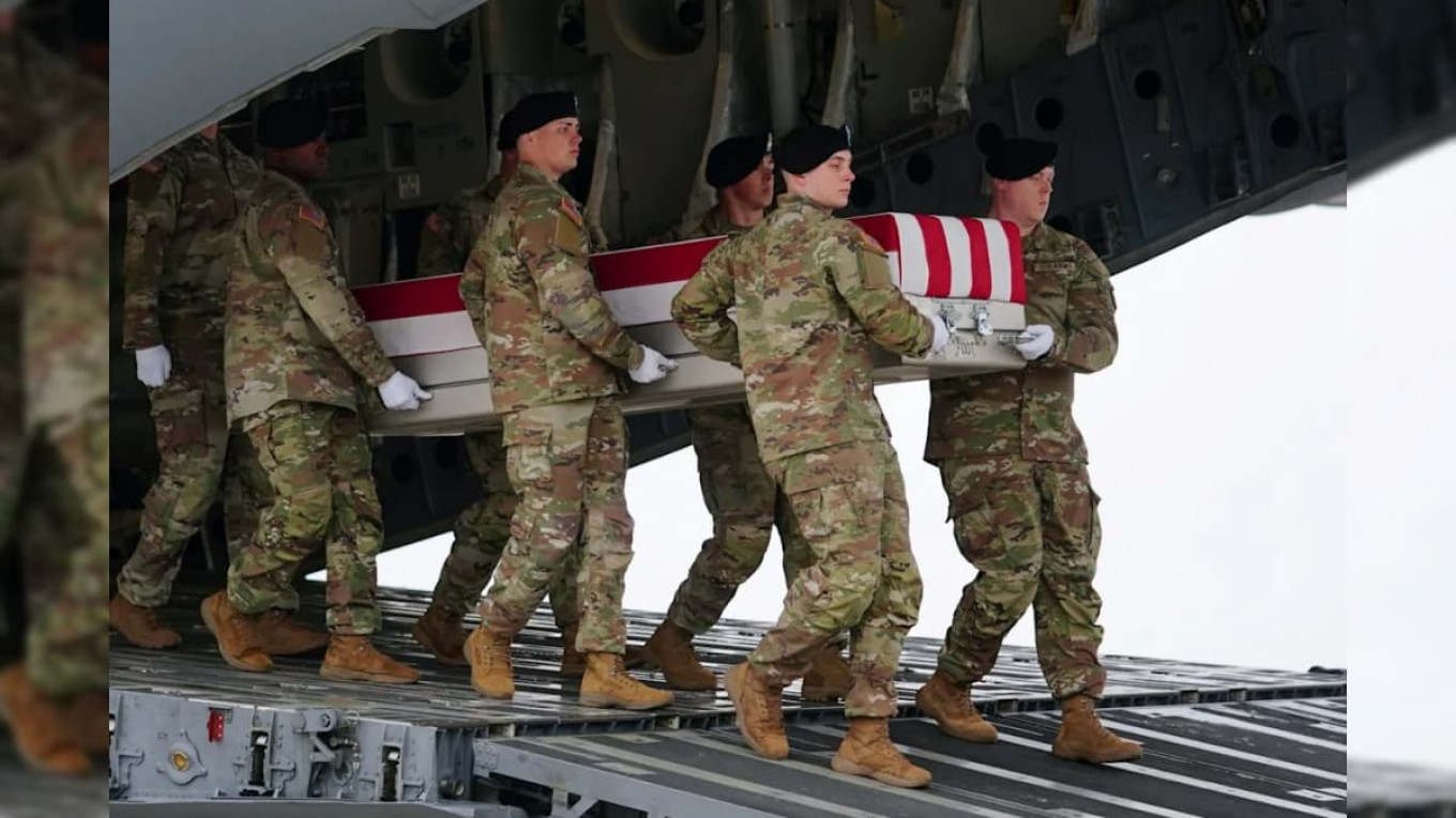 Σπαρακτικές σκηνές στην υποδοχή των πρώτων φέρετρων Αμερικανών στρατιωτών από τον Κόλπο