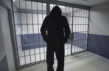 Ρομά έκανε live μετάδοση μέσω TikTok μέσα από το κελί του στον Κορυδαλλό – Η στιγμή που τον «τσάκωσαν» (βίντεο)