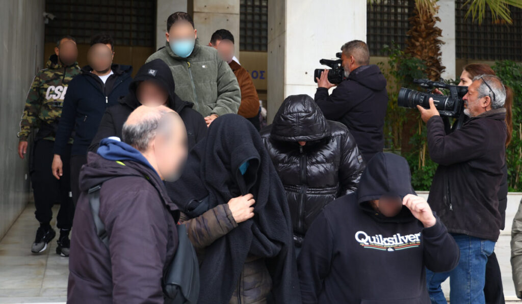 Στην Ευελπίδων ο Tik Toker, oι επιχειρηματίες και ο παίκτης ριάλιτι για το «κύκλωμα που έκλεβε Δημόσιο και ΕΦΚΑ»