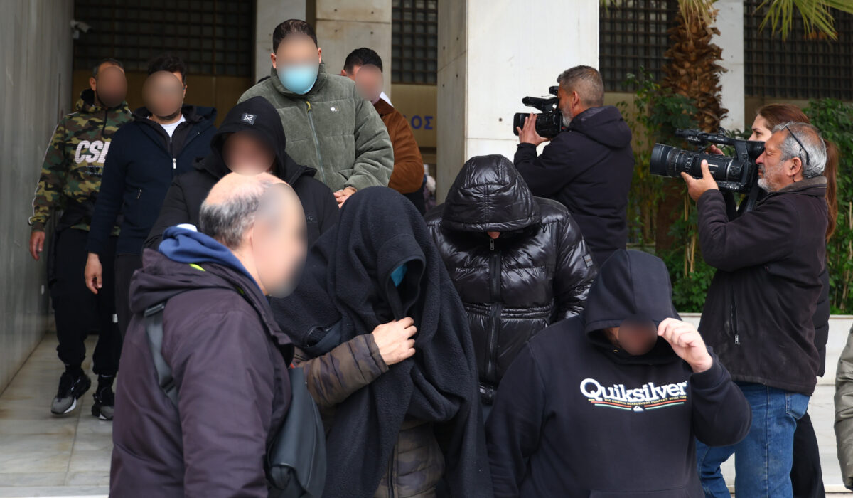 Στην Ευελπίδων ο Tik Toker, oι επιχειρηματίες και ο παίκτης ριάλιτι για το «κύκλωμα που έκλεβε Δημόσιο και ΕΦΚΑ»