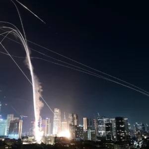 Τεράστιος κρατήρας στο Τελ Αβίβ από πλήγμα ιρανικού βαλλιστικού πυραύλου