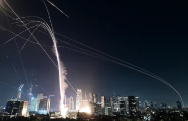 Τεράστιος κρατήρας στο Τελ Αβίβ από πλήγμα ιρανικού βαλλιστικού πυραύλου