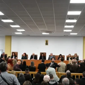 Ολομέλεια δικηγορικών συλλόγων για Τέμπη: «Η αίθουσα που συναντήσαμε δεν θυμίζει αίθουσα δικαστηρίου»