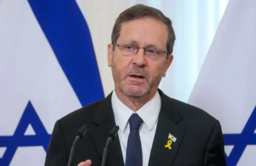 Βίντεο: Η στιγμή που ο Ι.Χέρτζογκ φυγαδεύεται σε καταφύγιο στο Ισραήλ – Πύραυλος κτύπησε την πόλη Kiryat Shmona