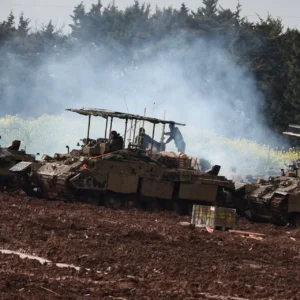 Λίβανος: Ισραηλινές δυνάμεις χτυπούν μιναρέ τζαμιού της πόλης Χιάμ (βίντεο)