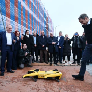 Κ.Μητσοτάκης: Σκύλος-ρομπότ τον υποδέχθηκε θερμά στη Θεσσαλονίκη! – «Ακούει» στο όνομα «Κύων» (φώτο)