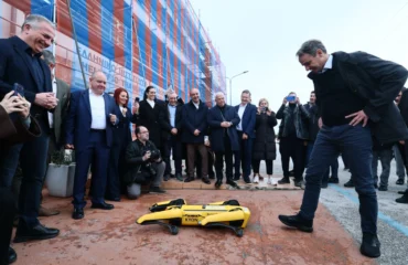 Κ.Μητσοτάκης: Σκύλος-ρομπότ τον υποδέχθηκε θερμά στη Θεσσαλονίκη! – «Ακούει» στο όνομα «Κύων» (φώτο)