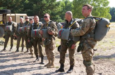 Μέσα σε συγκινητική ατμόσφαιρα οι Αμερικανοί στρατιώτες φεύγουν για το σφαγείο του Ιράν…