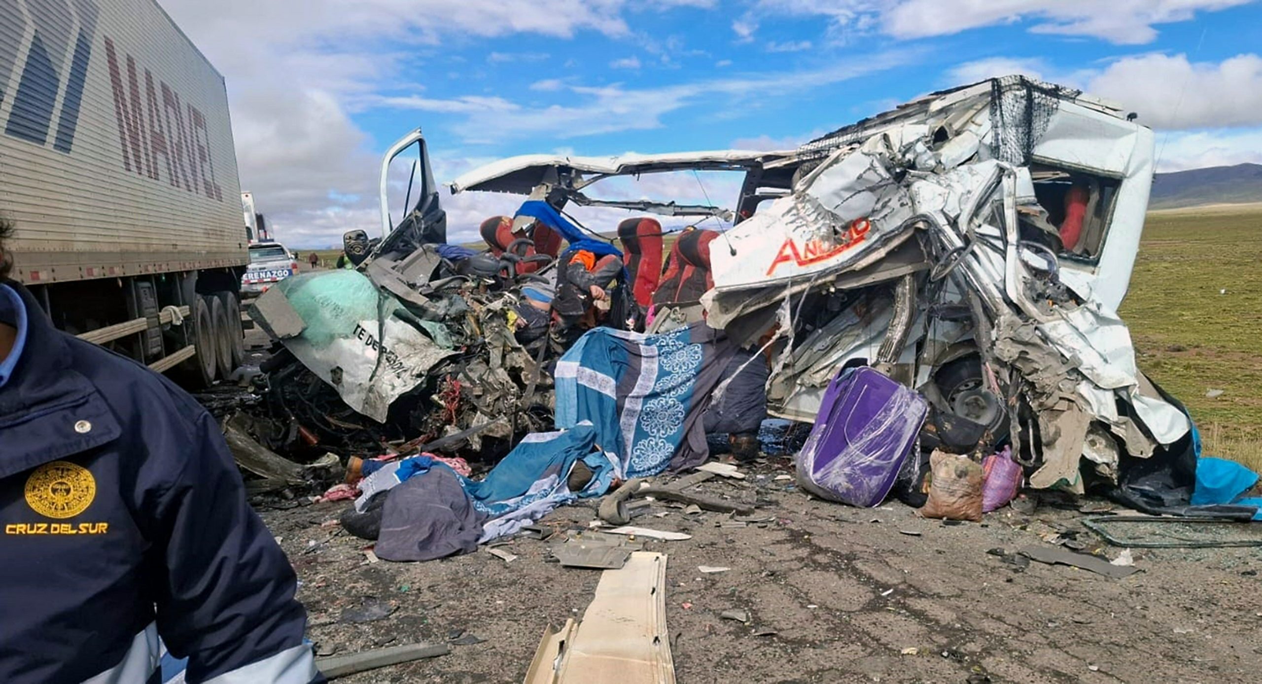 Τροχαίο στο Περού: Τουλάχιστον 13 νεκροί και 5 τραυματίες από σύγκρουση μίνι βαν με φορτηγό