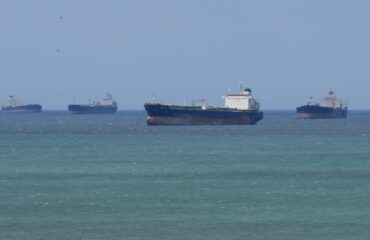 Σε «slow motion» η διεθνής ναυτιλία: Πάνω από 120 ακινητοποιημένα τάνκερ στα Στενά του Ορμούζ (βίντεο)