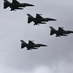 Στρατιωτική παρέλαση 25ης Μαρτίου: Εντυπωσίασαν τα μαχητικά αεροσκάφη στον ουρανό της Αθήνας (βίντεο)