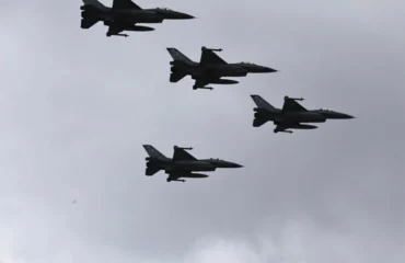 Στρατιωτική παρέλαση 25ης Μαρτίου: Εντυπωσίασαν τα μαχητικά αεροσκάφη στον ουρανό της Αθήνας (βίντεο)