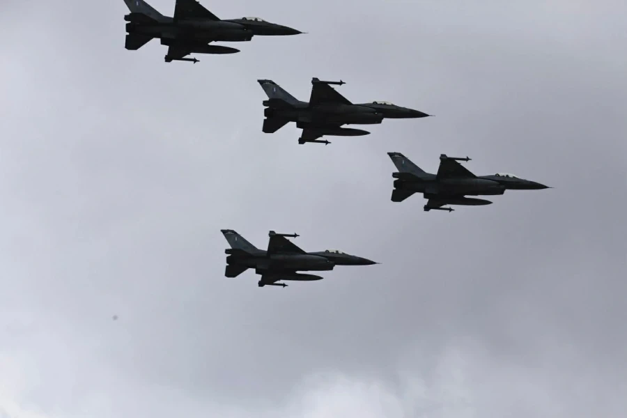 Στρατιωτική παρέλαση 25ης Μαρτίου: Εντυπωσίασαν τα μαχητικά αεροσκάφη στον ουρανό της Αθήνας (βίντεο)