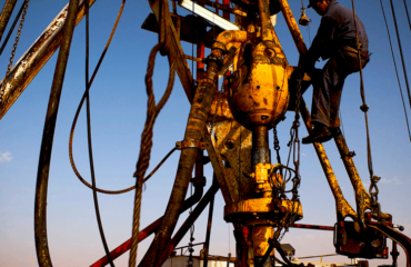 Λιβύη: Oι Αρχές εντόπισαν συντρίμμια πυραύλων κοντά σε αγωγό πετρελαίου που «τυλίχθηκε» στις φλόγες