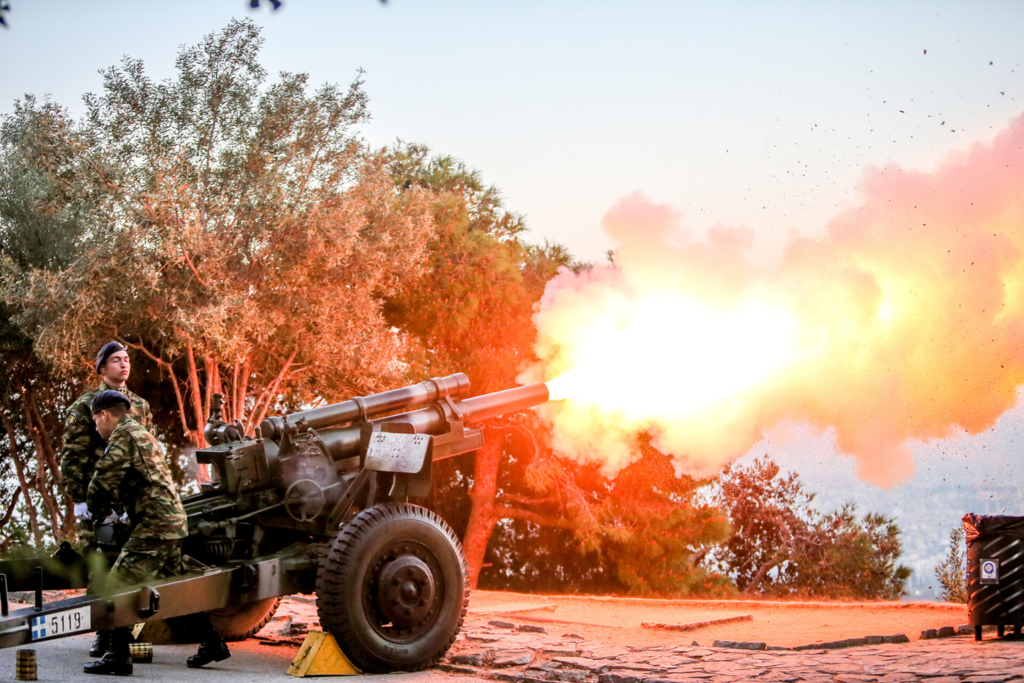 25η Μαρτίου: Με τους 21 κανονιοβολισμούς από το Λυκαβηττό «ξύπνησε» σήμερα η Αθήνα (βίντεο)