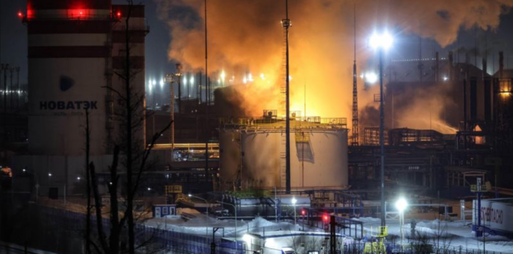 Oι Ουκρανοί χτύπησαν το διυλιστήριο πετρελαίου της NOVATEK στη Ρωσία  – Δείτε βίντεο