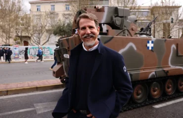 Στη στρατιωτική παρέλαση ο Παύλος Ντε Γκρες: «Έχουμε μια όμορφη και δυνατή πατρίδα – Χρόνια πολλά» (βίντεο)