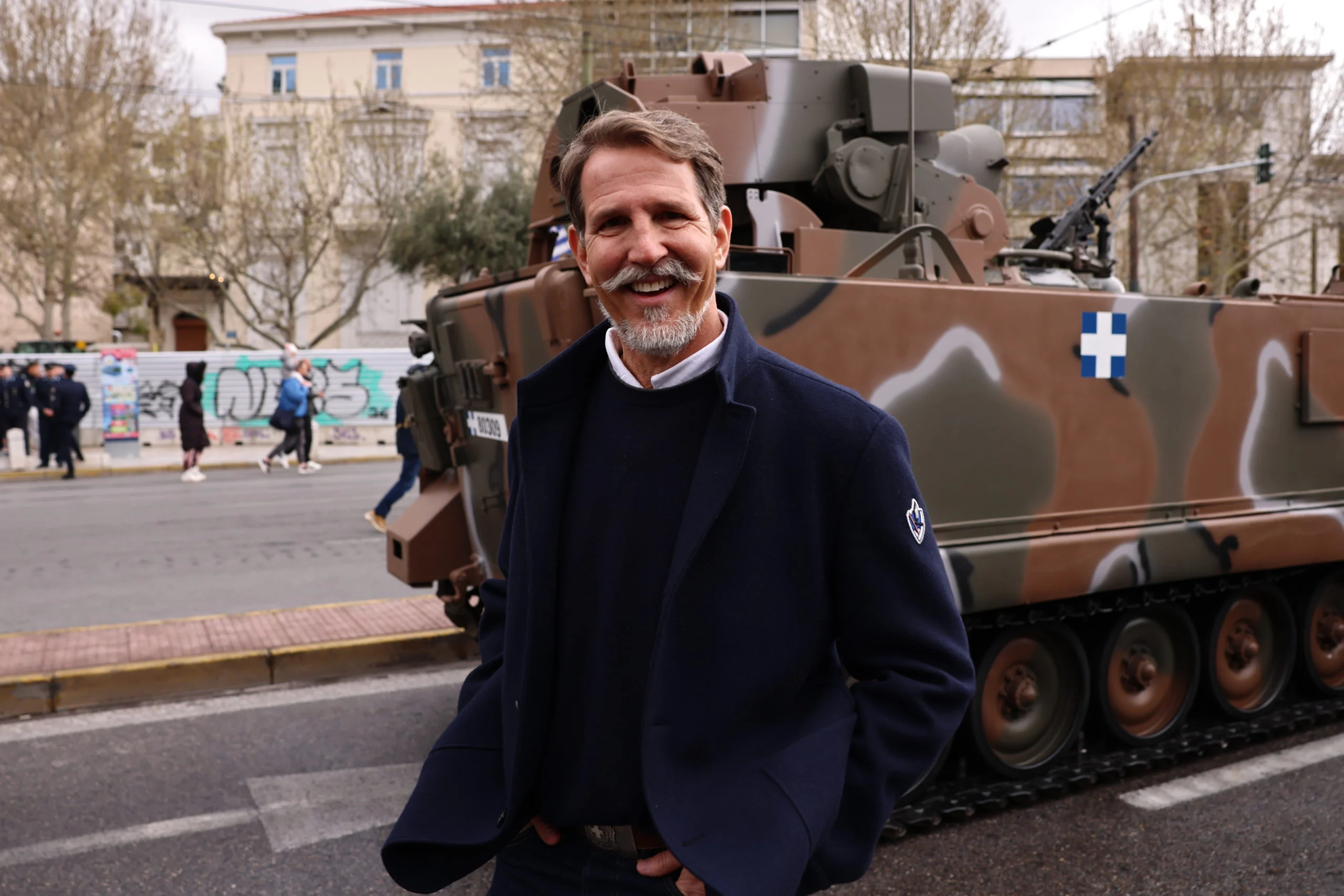 Στη στρατιωτική παρέλαση ο Παύλος Ντε Γκρες: «Έχουμε μια όμορφη και δυνατή πατρίδα – Χρόνια πολλά» (βίντεο)