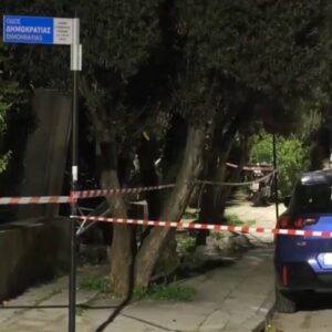 Πεύκη: Παιδιά ανακάλυψαν την ιταλική οβίδα καθώς έπαιζαν – Την πήραν στα χέρια να την δείξουν στους γονείς τους