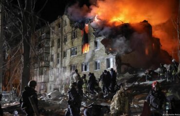 Το λάθος των Ουκρανών να έχουν αποθήκη πυρομαχικών κοντά σε πρατήριο καυσίμων: Ισοπεδώθηκαν από Geran-2 (βίντεο)