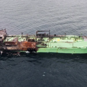 Λιβύη: Ρυμουλκεί το Arctic Metagaz – Το ημιβυθισμένο ρωσικό πλοίο μεταφοράς LNG – Ο κίνδυνος για το περιβάλλον