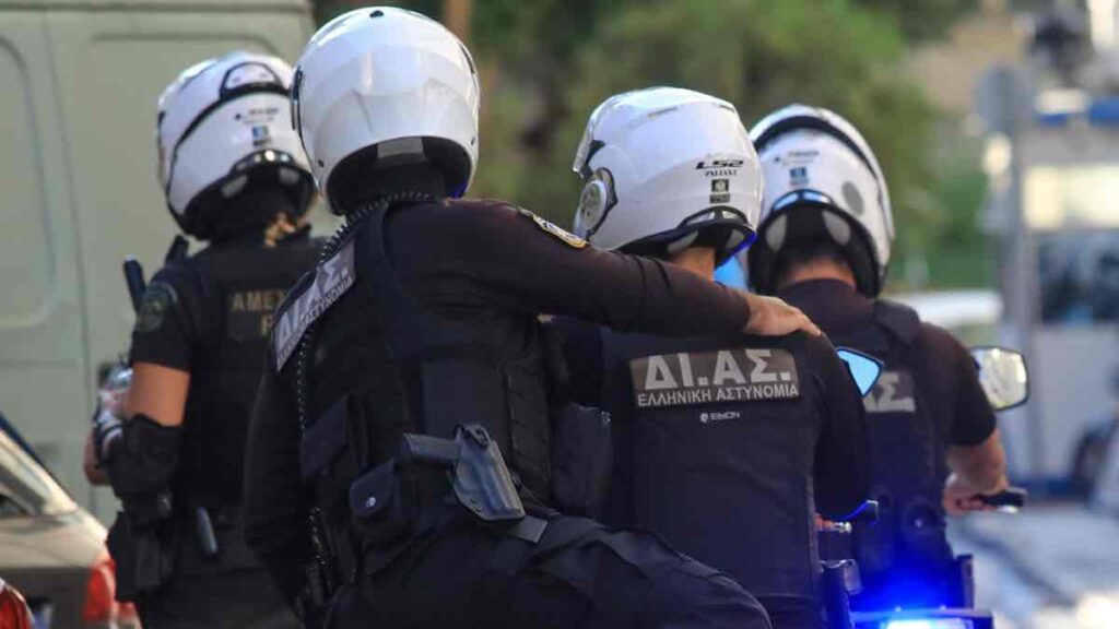 Κορωπί: Συνελήφθησαν ένας 18χρονος και ένας 17χρονος μετά από καταδίωξη – Πέταξαν περίστροφο στο δρόμο