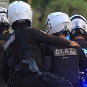 Κορωπί: Συνελήφθησαν ένας 18χρονος και ένας 17χρονος μετά από καταδίωξη – Πέταξαν περίστροφο στο δρόμο