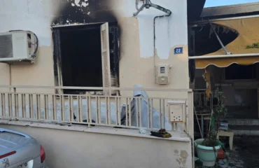 Βόλος: Νοσηλεύεται με σοβαρά εγκαύματα ο 39χρονος που «ρίχτηκε» στη φωτιά για να σώσει τη γιαγιά και τη μητέρα του