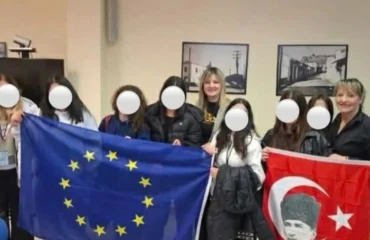 Αντιδήμαρχος φωτογραφήθηκε με τη σημαία του Κεμάλ Ατατούρκ στο δημαρχείο Ελασσόνας!