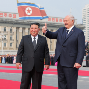 Ο Α.Λουκασένκο δώρισε ένα τυφέκιο στον Κιμ Γιονγκ Ουν: «Σε περίπτωση που εμφανιστούν εχθροί» (βίντεο)